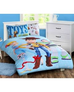 Join Forky, Woody, Buzz Lightyear, Bo Peep and Slinky Dog on their Toy Story ToyStory 4 adventures with this Toys at Play bedding set.