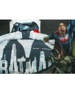 Batman takes on the Man of Steel in a battle like no other on this Batman v Superman: Dawn of Justice bedding set.